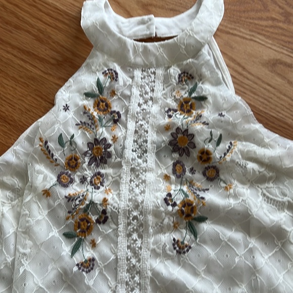 Women’s Blue Rain Francesca’s embroidered tank top size M - Picture 2 of 3